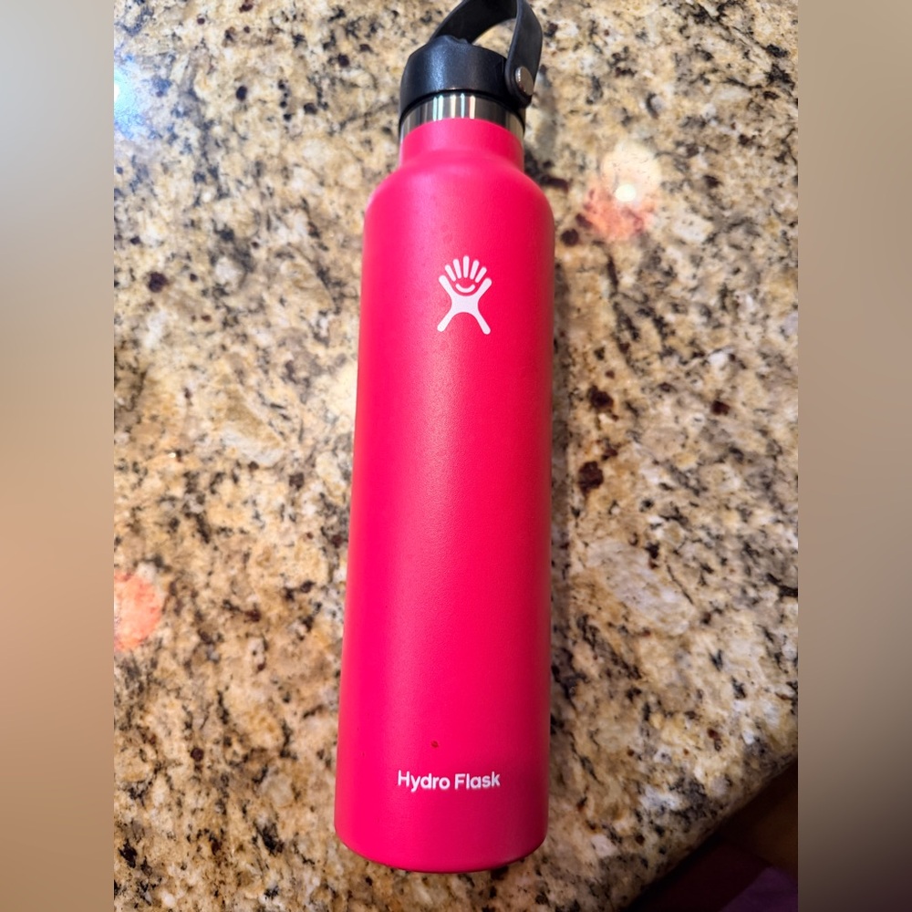 Hydro Flask in Bold Pink 24 oz